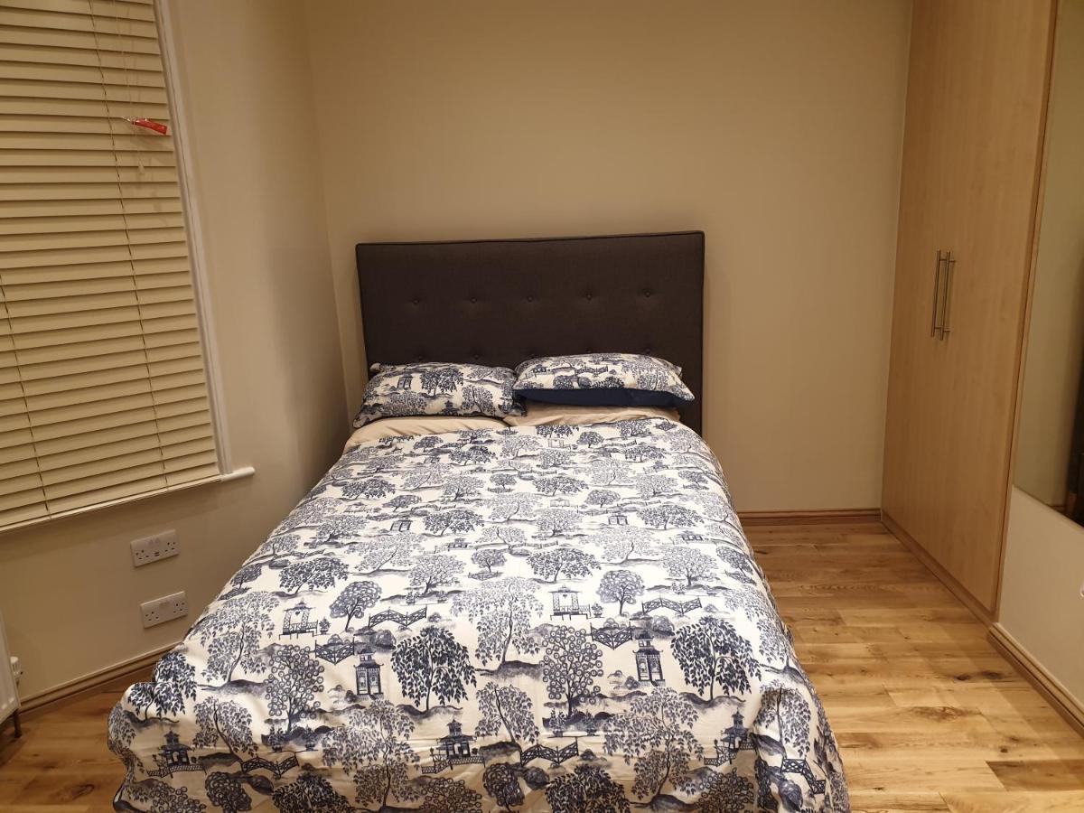 London Luxury Apartments 3 Bedroom Sleeps 8 With 3 Bathrooms 4 Mins Walk To Tube Free Parking Ilford Zewnętrze zdjęcie