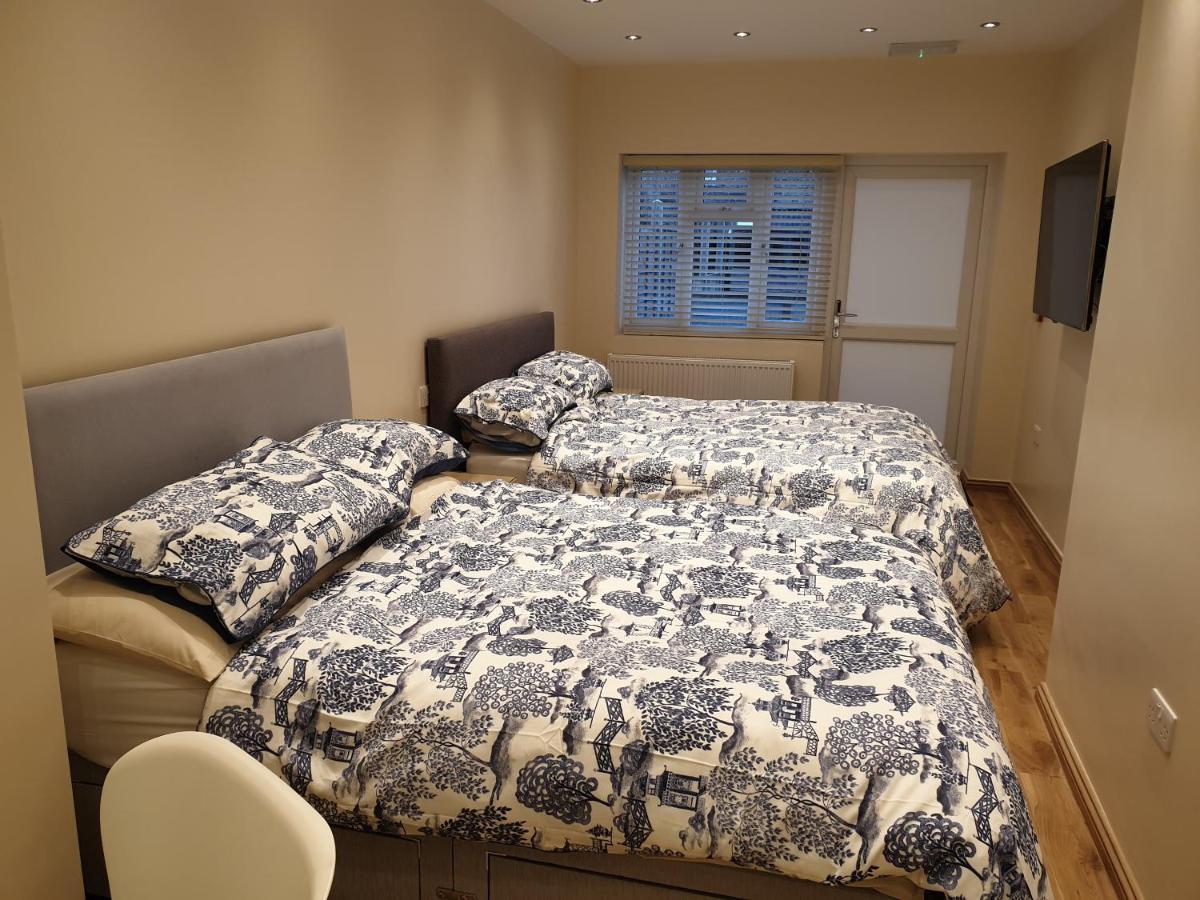 London Luxury Apartments 3 Bedroom Sleeps 8 With 3 Bathrooms 4 Mins Walk To Tube Free Parking Ilford Zewnętrze zdjęcie