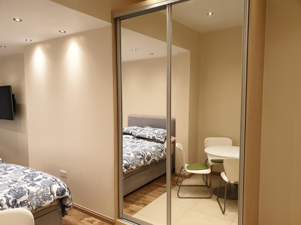 London Luxury Apartments 3 Bedroom Sleeps 8 With 3 Bathrooms 4 Mins Walk To Tube Free Parking Ilford Zewnętrze zdjęcie
