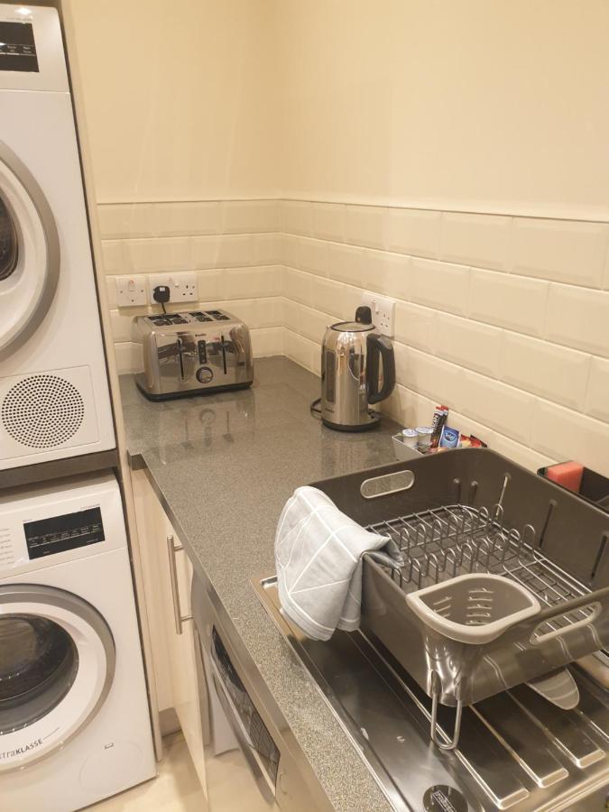 London Luxury Apartments 3 Bedroom Sleeps 8 With 3 Bathrooms 4 Mins Walk To Tube Free Parking Ilford Zewnętrze zdjęcie