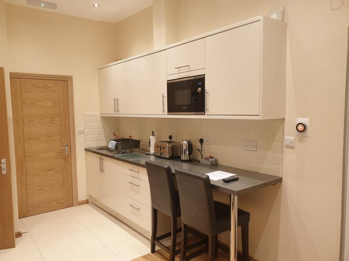 London Luxury Apartments 3 Bedroom Sleeps 8 With 3 Bathrooms 4 Mins Walk To Tube Free Parking Ilford Zewnętrze zdjęcie