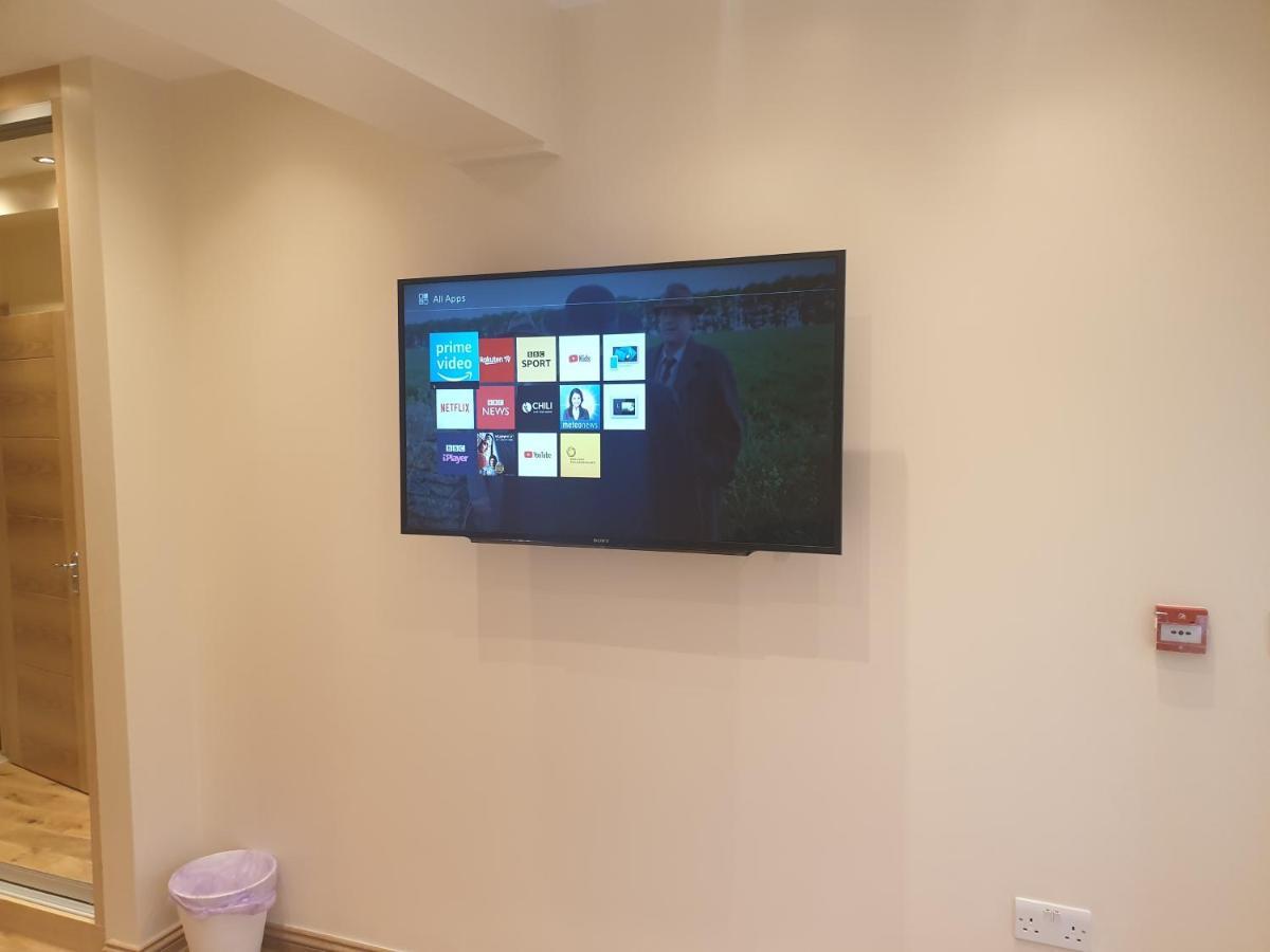 London Luxury Apartments 3 Bedroom Sleeps 8 With 3 Bathrooms 4 Mins Walk To Tube Free Parking Ilford Zewnętrze zdjęcie