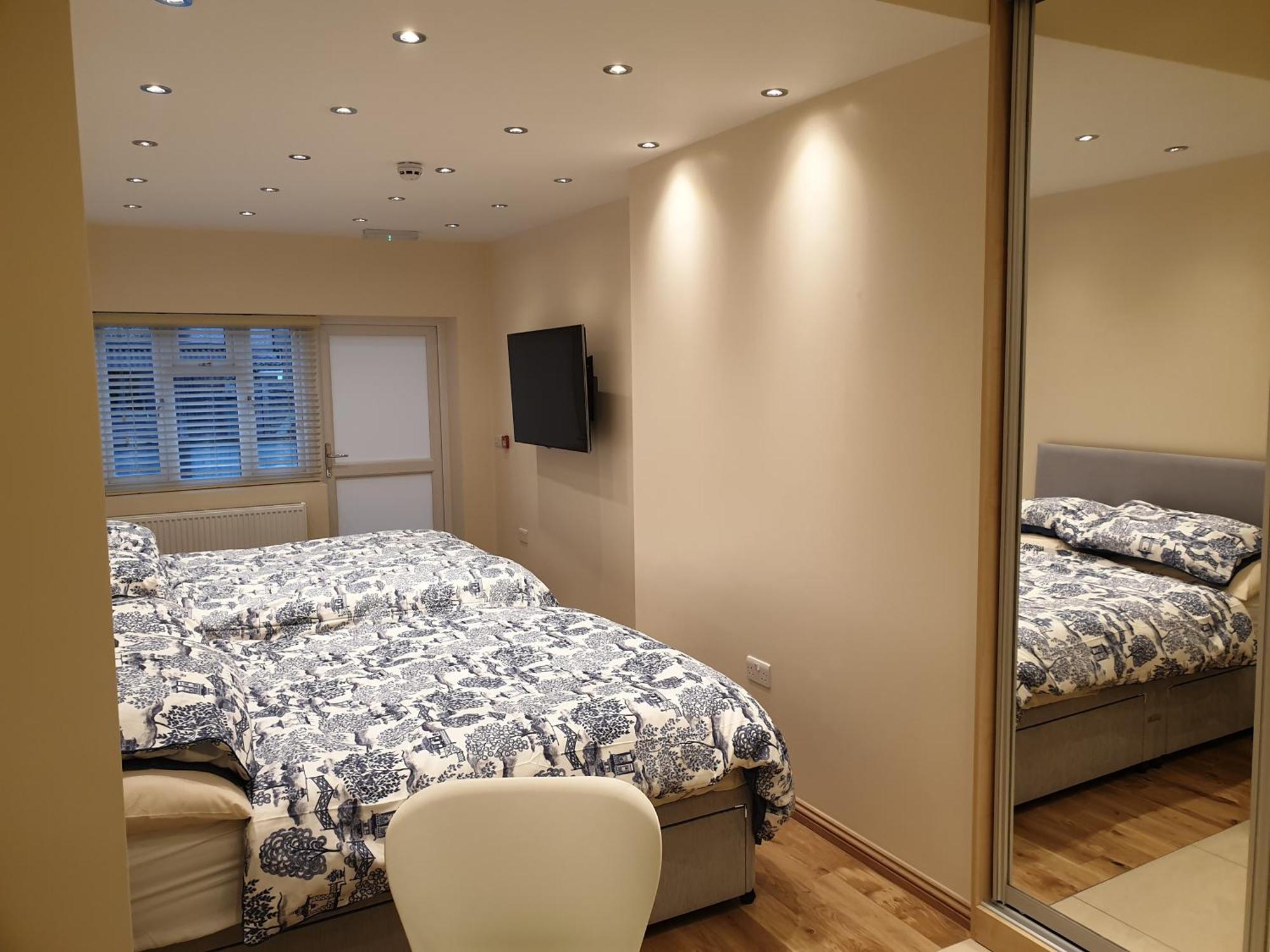 London Luxury Apartments 3 Bedroom Sleeps 8 With 3 Bathrooms 4 Mins Walk To Tube Free Parking Ilford Zewnętrze zdjęcie