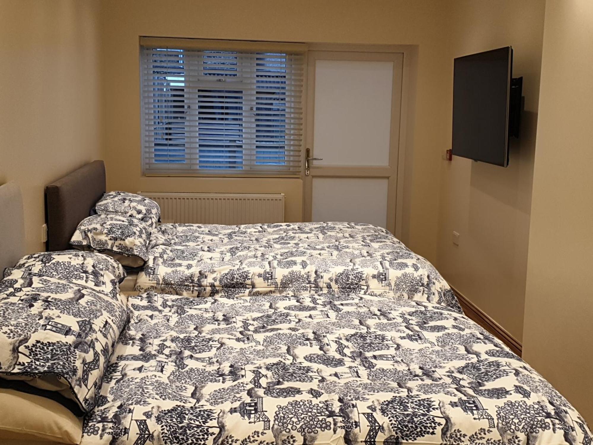London Luxury Apartments 3 Bedroom Sleeps 8 With 3 Bathrooms 4 Mins Walk To Tube Free Parking Ilford Zewnętrze zdjęcie